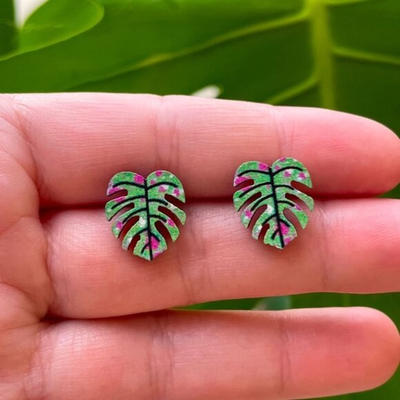 Monstera pink and green plant lover stud wooden earrings gift nature leaf 🍃 - Picture 1 of 3